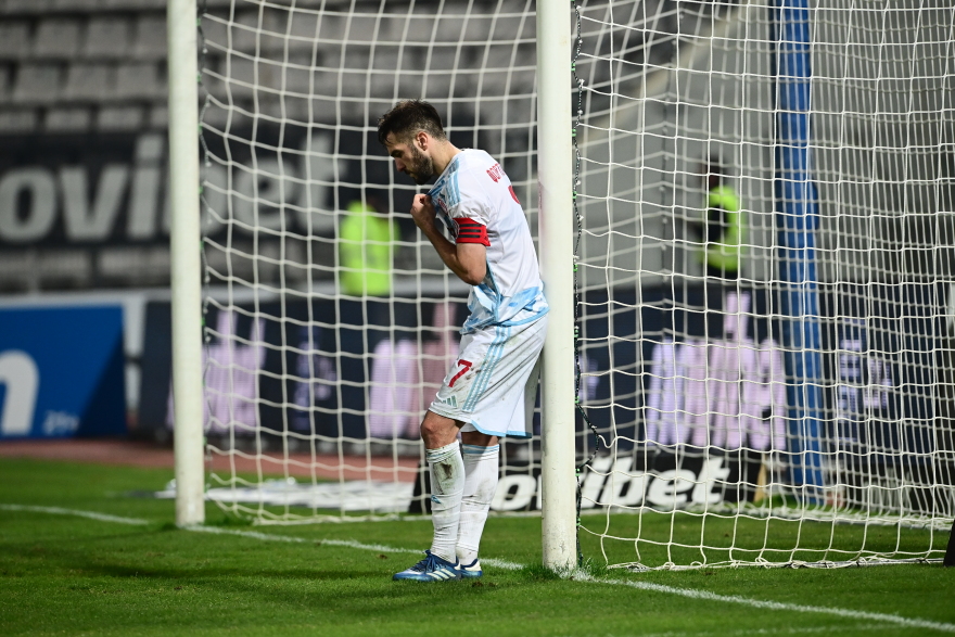  Διακοπή στο Βόλος - Ολυμπιακός: Λόγω δακρυγόνων αποχώρησαν παίκτες και διαιτητές - Βίντεο και φωτογραφίες