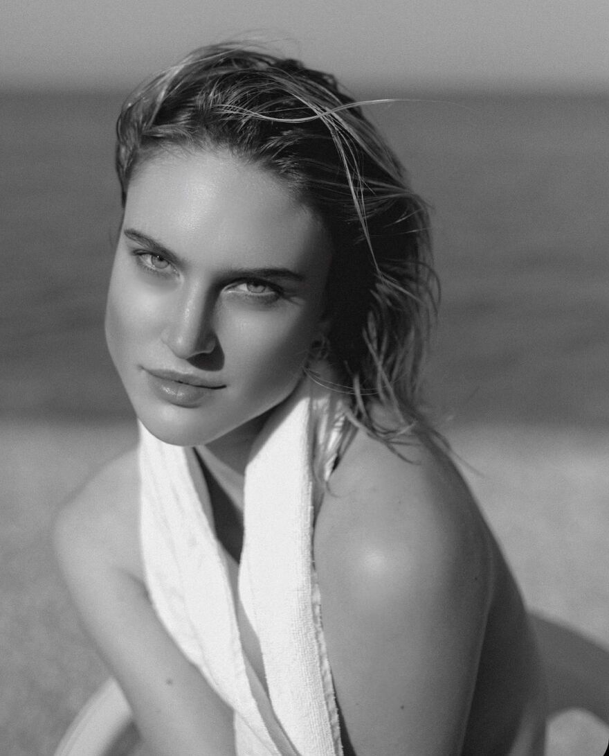 Βρετανικά Βραβεία Μόδας: Η τολμηρή εμφάνιση της Κιμ Χνίζντο - Δείτε φωτογραφίες