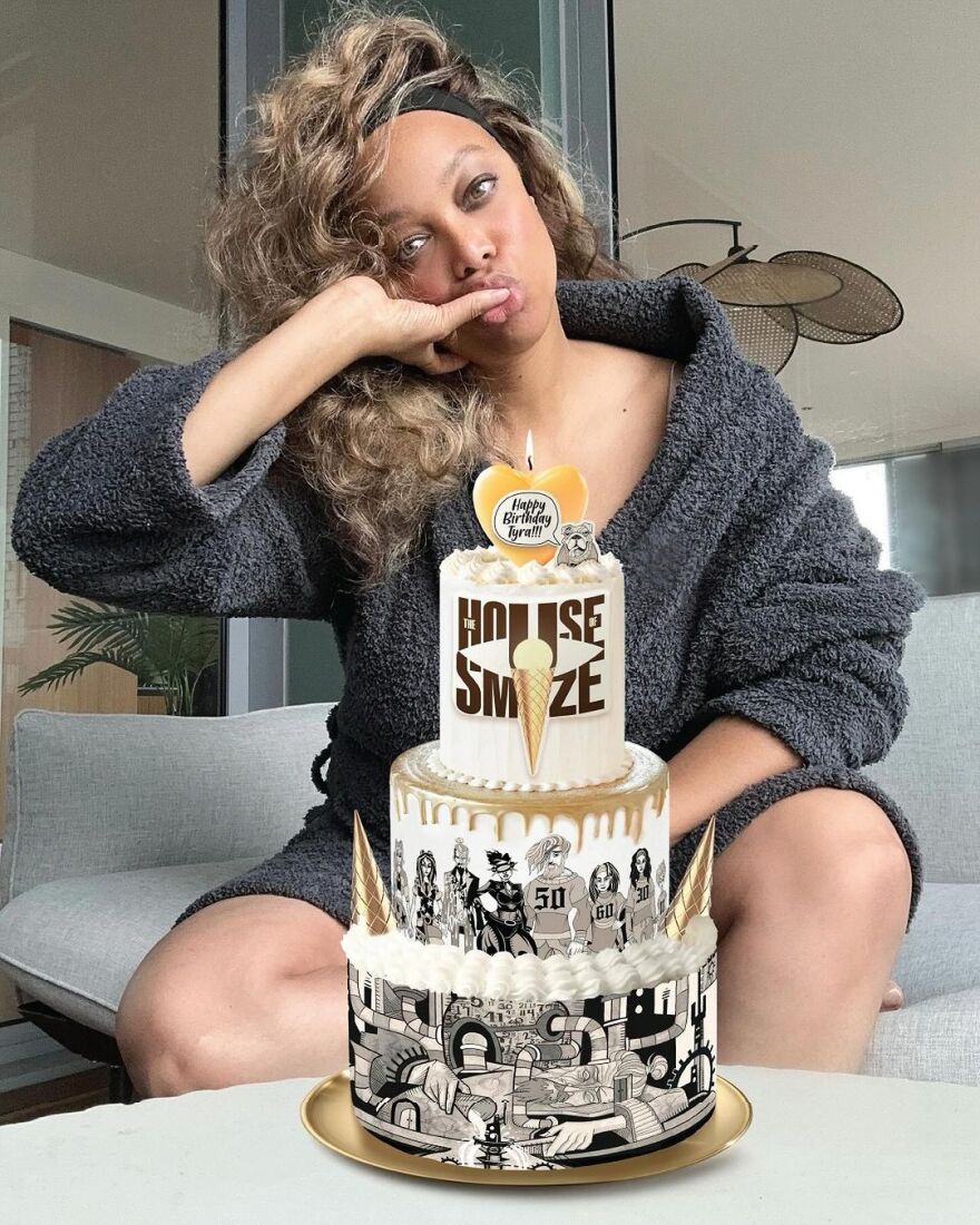 Τάιρα Μπανκς: Έκλεισε τα 50 και τα γιορτάζει με μπουρνούζι