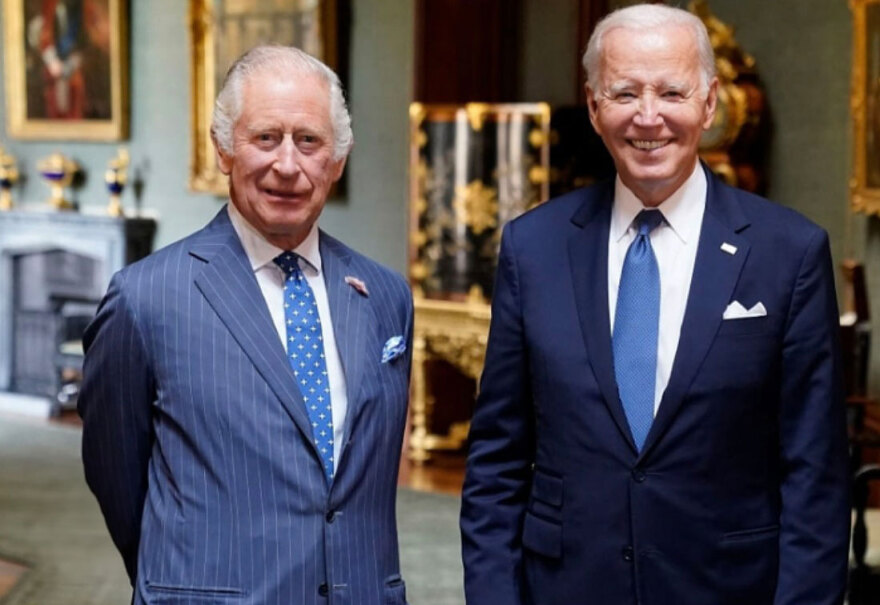 Κάρολος: Ο βασιλιάς της Βρετανίας αγαπά τις γραβάτες με ελληνικά θέματα – Δείτε φωτογραφίες