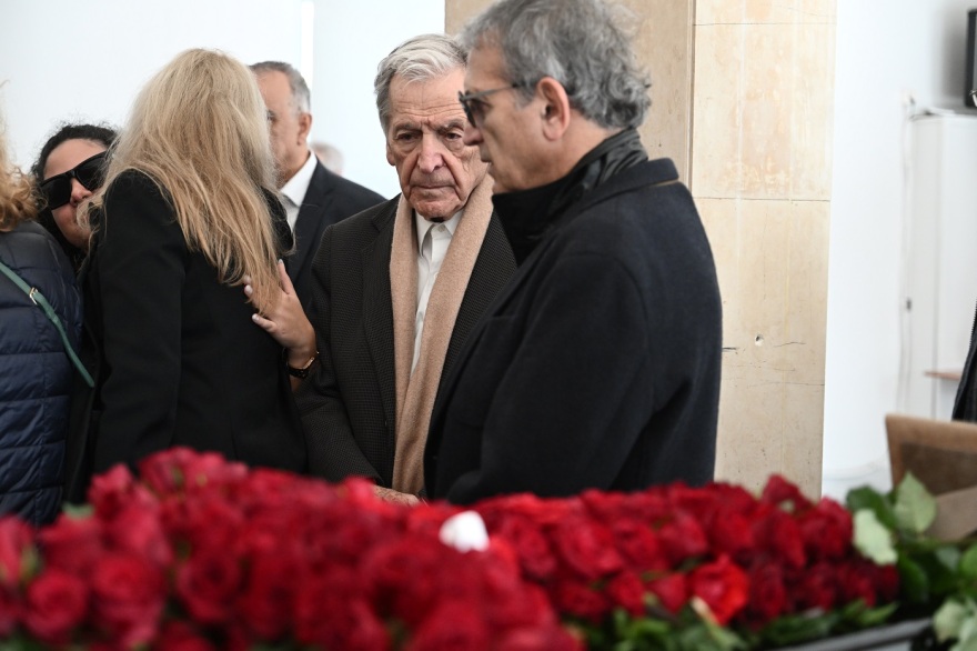 Βασίλης Βασιλικός: Συγκίνηση στο τελευταίο αντίο του σπουδαίου συγγραφέα  - Δείτε φωτογραφίες