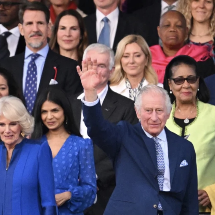 Κάρολος: Ο βασιλιάς της Βρετανίας αγαπά τις γραβάτες με ελληνικά θέματα – Δείτε φωτογραφίες