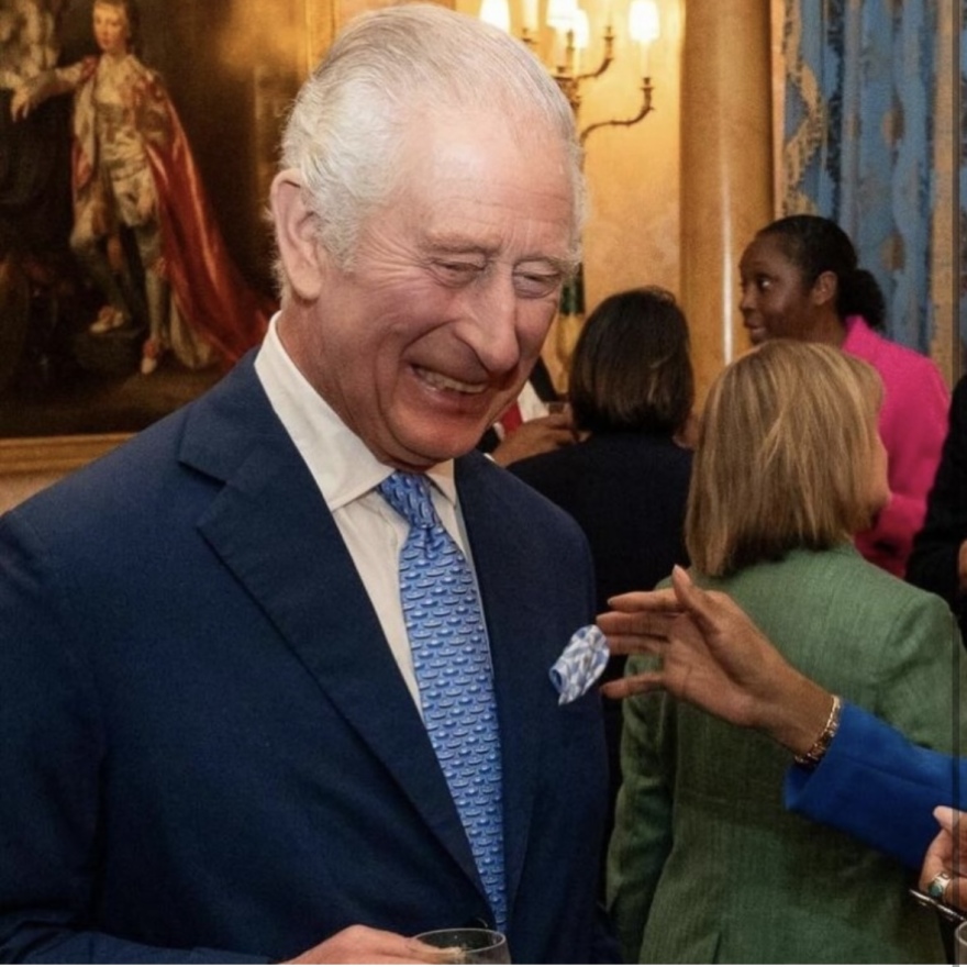Κάρολος: Ο βασιλιάς της Βρετανίας αγαπά τις γραβάτες με ελληνικά θέματα – Δείτε φωτογραφίες