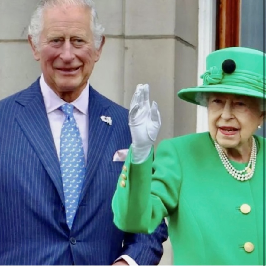 Κάρολος: Ο βασιλιάς της Βρετανίας αγαπά τις γραβάτες με ελληνικά θέματα – Δείτε φωτογραφίες
