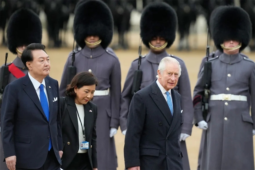 Κάρολος: Ο βασιλιάς της Βρετανίας αγαπά τις γραβάτες με ελληνικά θέματα – Δείτε φωτογραφίες