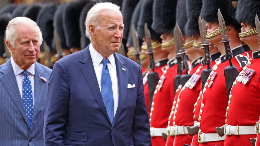 Κάρολος: Ο βασιλιάς της Βρετανίας αγαπά τις γραβάτες με ελληνικά θέματα – Δείτε φωτογραφίες