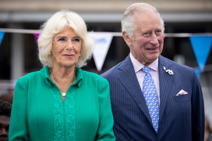 Κάρολος: Ο βασιλιάς της Βρετανίας αγαπά τις γραβάτες με ελληνικά θέματα – Δείτε φωτογραφίες