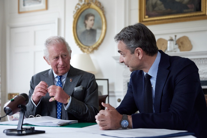 Κάρολος: Ο βασιλιάς της Βρετανίας αγαπά τις γραβάτες με ελληνικά θέματα – Δείτε φωτογραφίες