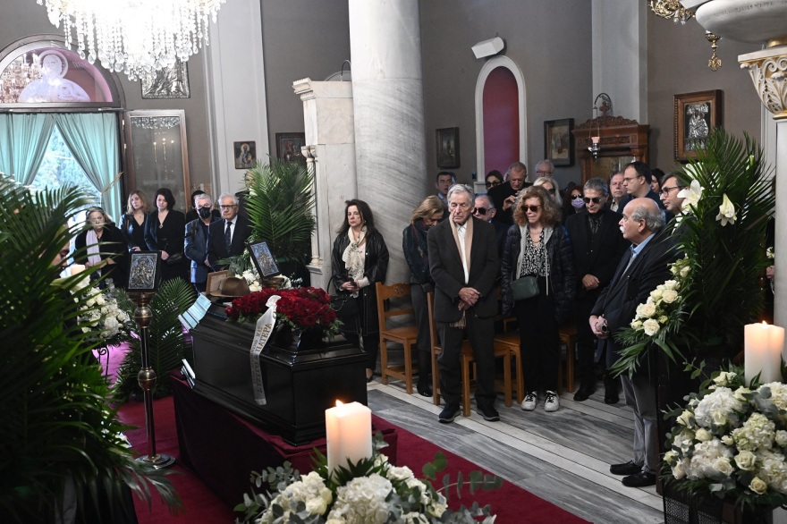 Βασίλης Βασιλικός: Συγκίνηση στο τελευταίο αντίο του σπουδαίου συγγραφέα  - Δείτε φωτογραφίες