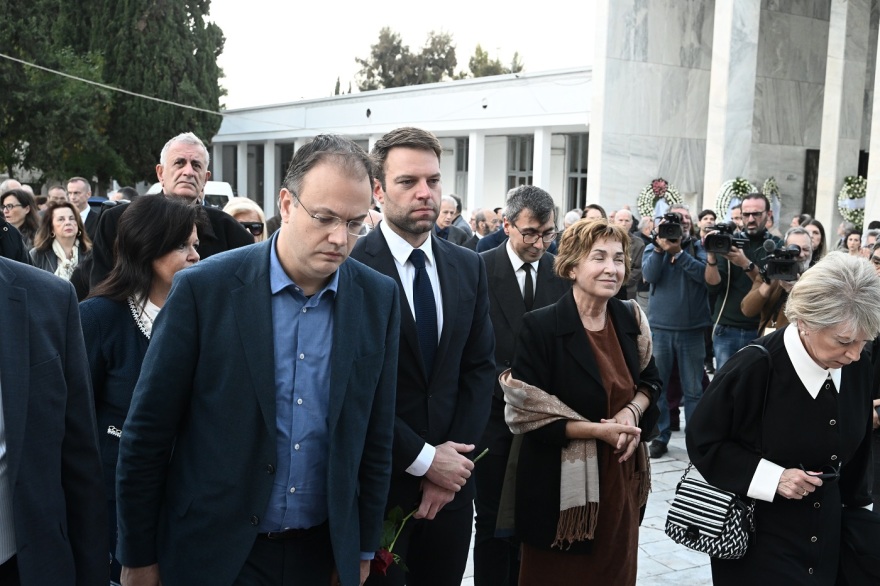 Βασίλης Βασιλικός: Συγκίνηση στο τελευταίο αντίο του σπουδαίου συγγραφέα  - Δείτε φωτογραφίες