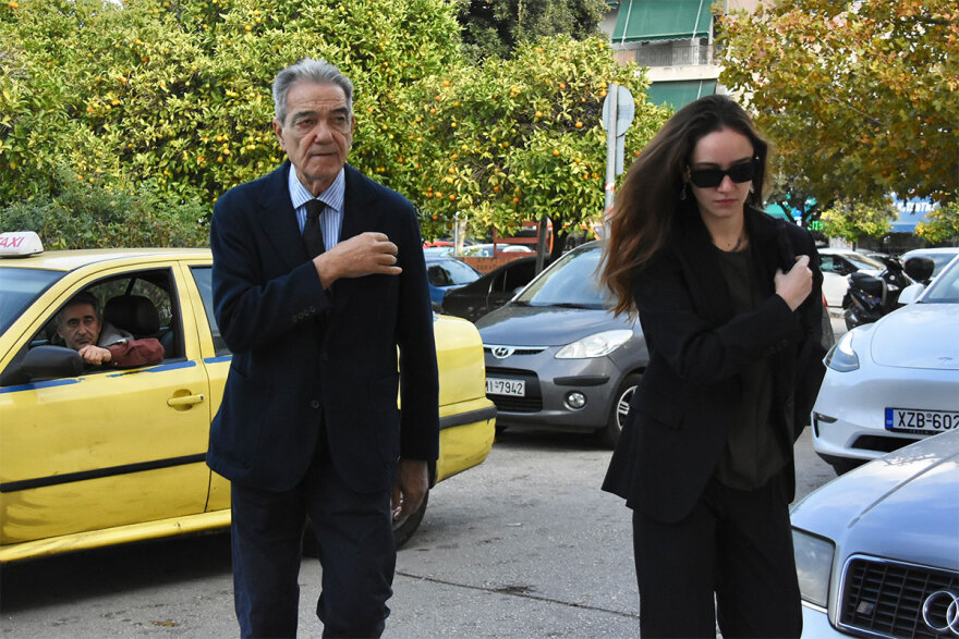 Βασίλης Βασιλικός: Συγκίνηση στο τελευταίο αντίο του σπουδαίου συγγραφέα  - Δείτε φωτογραφίες