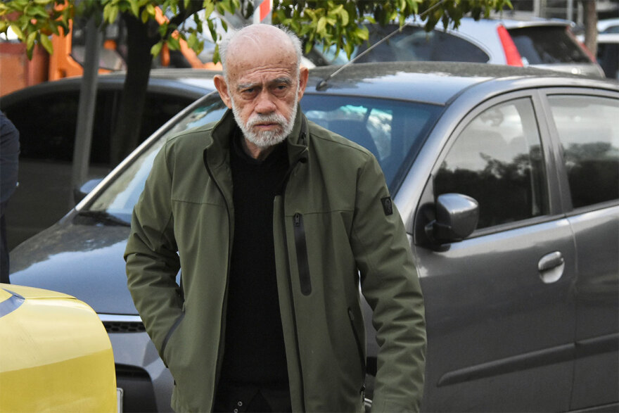 Βασίλης Βασιλικός: Συγκίνηση στο τελευταίο αντίο του σπουδαίου συγγραφέα  - Δείτε φωτογραφίες