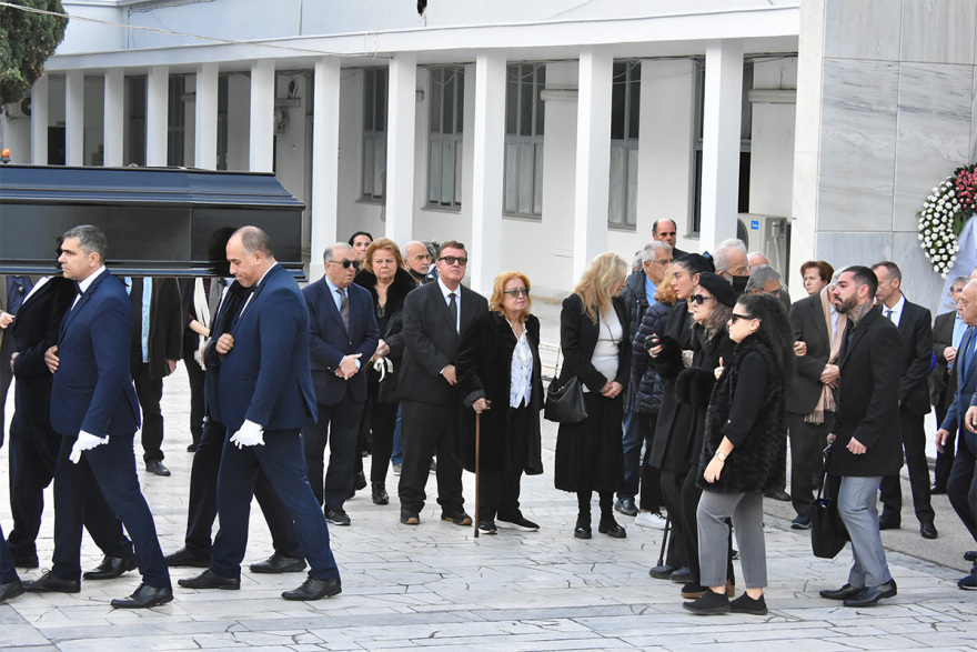 Βασίλης Βασιλικός: Συγκίνηση στο τελευταίο αντίο του σπουδαίου συγγραφέα  - Δείτε φωτογραφίες