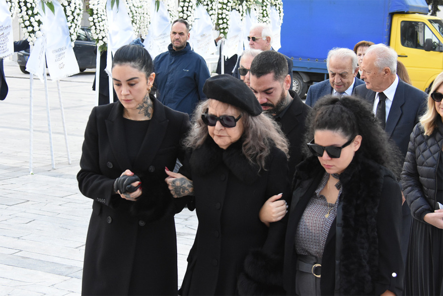 Βασίλης Βασιλικός: Συγκίνηση στο τελευταίο αντίο του σπουδαίου συγγραφέα  - Δείτε φωτογραφίες