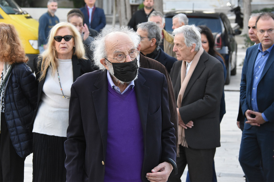 Βασίλης Βασιλικός: Συγκίνηση στο τελευταίο αντίο του σπουδαίου συγγραφέα  - Δείτε φωτογραφίες