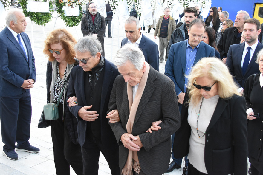 Βασίλης Βασιλικός: Συγκίνηση στο τελευταίο αντίο του σπουδαίου συγγραφέα  - Δείτε φωτογραφίες