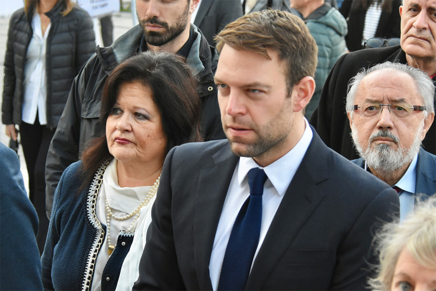 Βασίλης Βασιλικός: Συγκίνηση στο τελευταίο αντίο του σπουδαίου συγγραφέα  - Δείτε φωτογραφίες