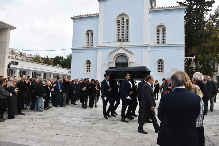 Βασίλης Βασιλικός: Συγκίνηση στο τελευταίο αντίο του σπουδαίου συγγραφέα  - Δείτε φωτογραφίες