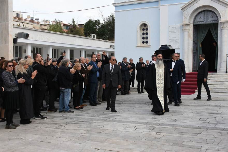 Βασίλης Βασιλικός: Συγκίνηση στο τελευταίο αντίο του σπουδαίου συγγραφέα  - Δείτε φωτογραφίες