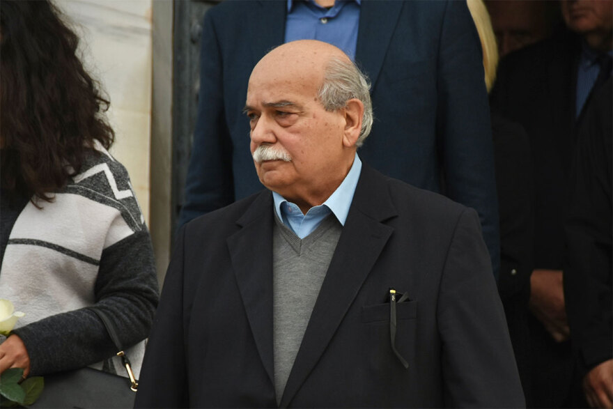 Βασίλης Βασιλικός: Συγκίνηση στο τελευταίο αντίο του σπουδαίου συγγραφέα  - Δείτε φωτογραφίες