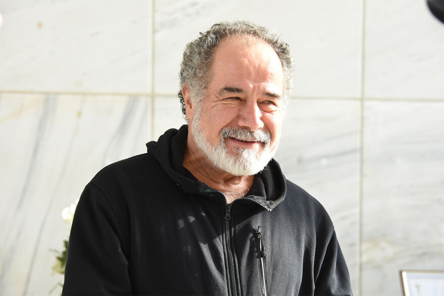 Βασίλης Βασιλικός: Συγκίνηση στο τελευταίο αντίο του σπουδαίου συγγραφέα  - Δείτε φωτογραφίες