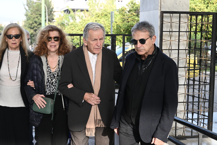 Βασίλης Βασιλικός: Συγκίνηση στο τελευταίο αντίο του σπουδαίου συγγραφέα  - Δείτε φωτογραφίες