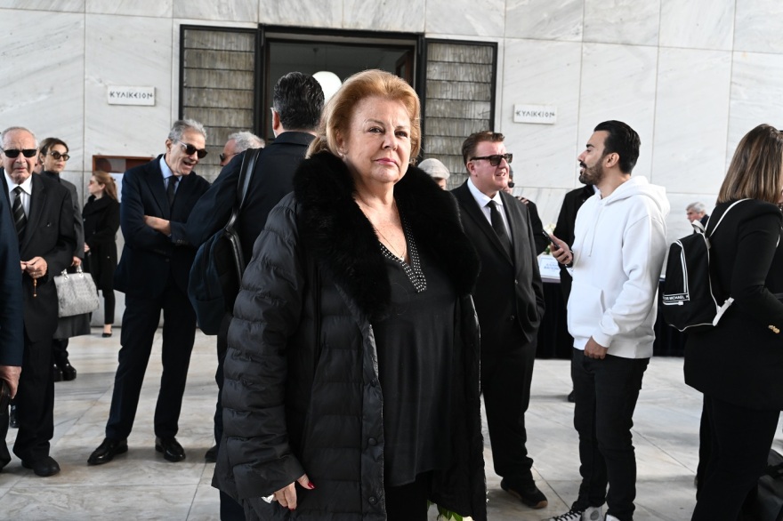 Βασίλης Βασιλικός: Συγκίνηση στο τελευταίο αντίο του σπουδαίου συγγραφέα  - Δείτε φωτογραφίες