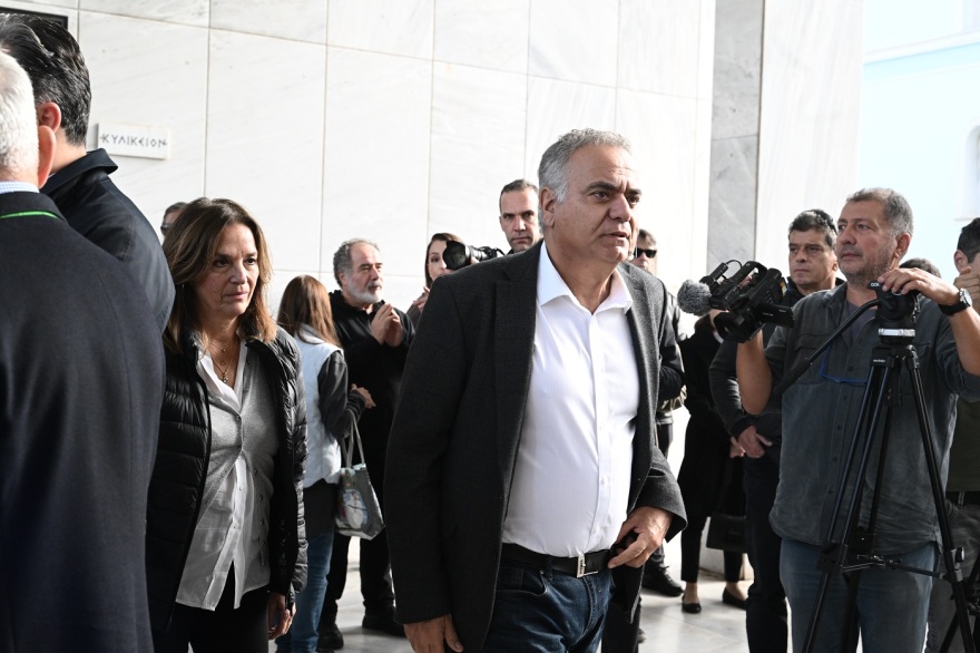 Βασίλης Βασιλικός: Συγκίνηση στο τελευταίο αντίο του σπουδαίου συγγραφέα  - Δείτε φωτογραφίες