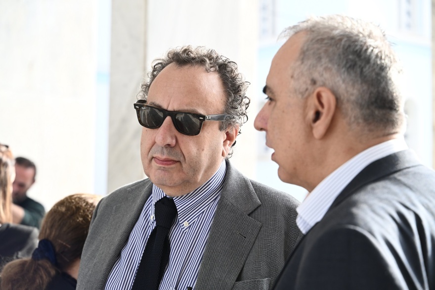 Βασίλης Βασιλικός: Συγκίνηση στο τελευταίο αντίο του σπουδαίου συγγραφέα  - Δείτε φωτογραφίες