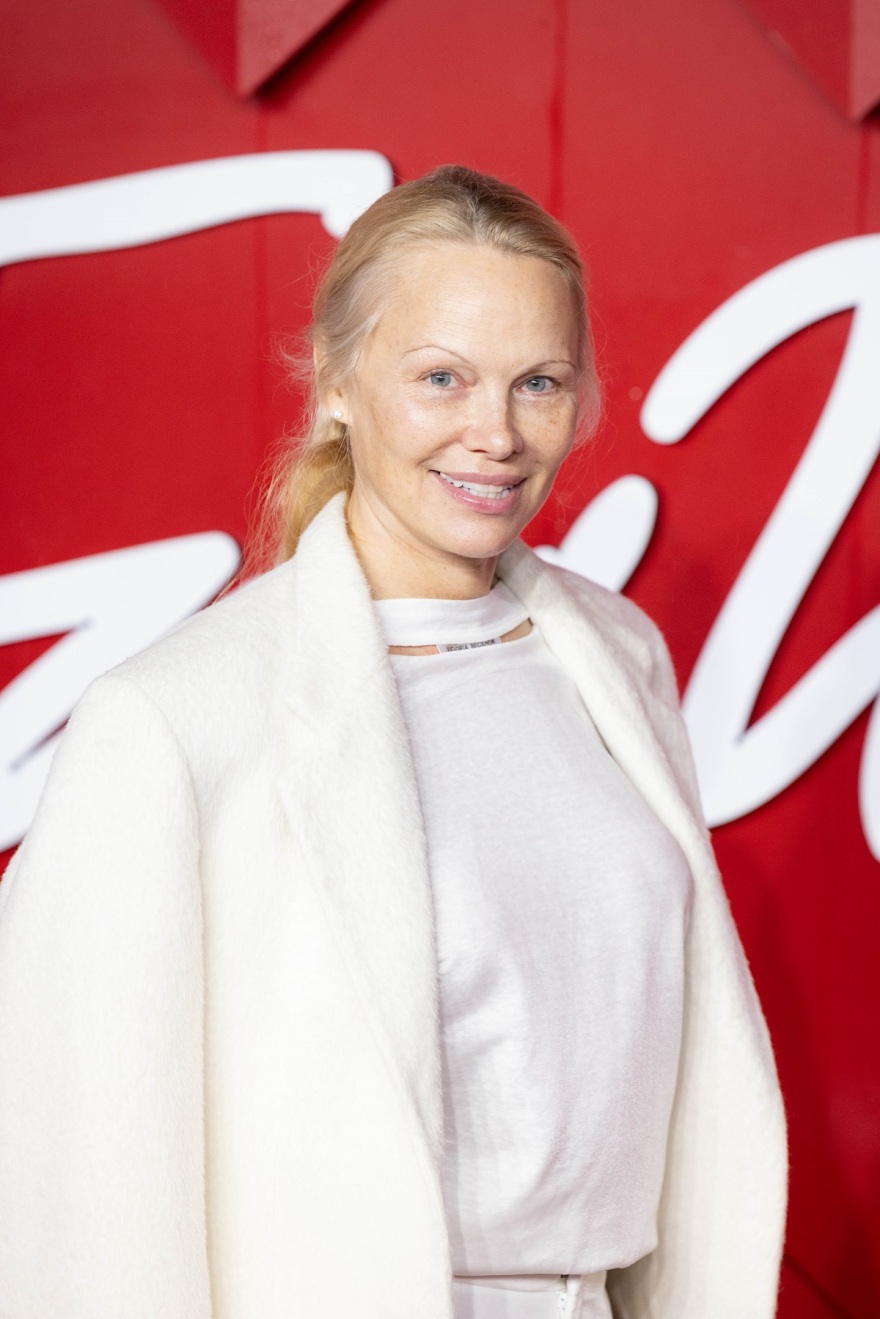 Η Πάμελα Άντερσον συνεχίζει να μη φοράει μακιγιάζ - Θετικά σχόλια από τον ξένο Τύπο για την επιλογή της