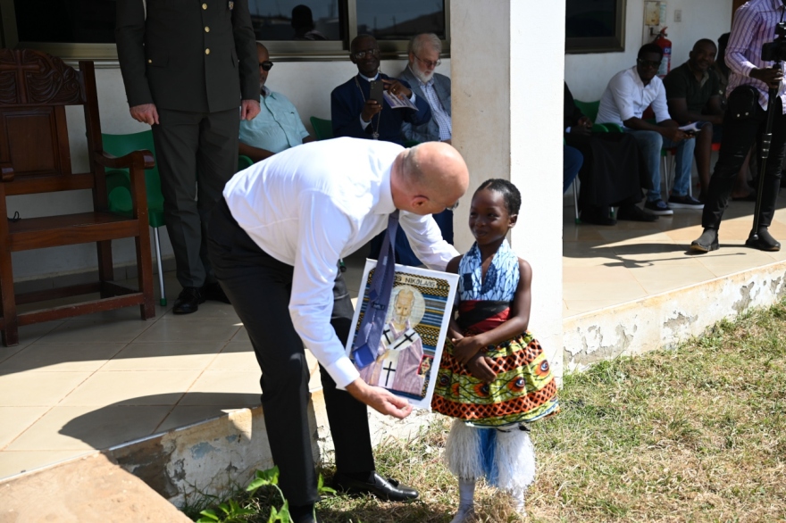 Δένδιας: Με Οφορίκουε και Αμπονσά στην Γκάνα - «Θα δώσουμε τα υπόλοιπα χρήματα για να τελειώσει το γήπεδο Γιάννης Αντετοκούνμπο»
