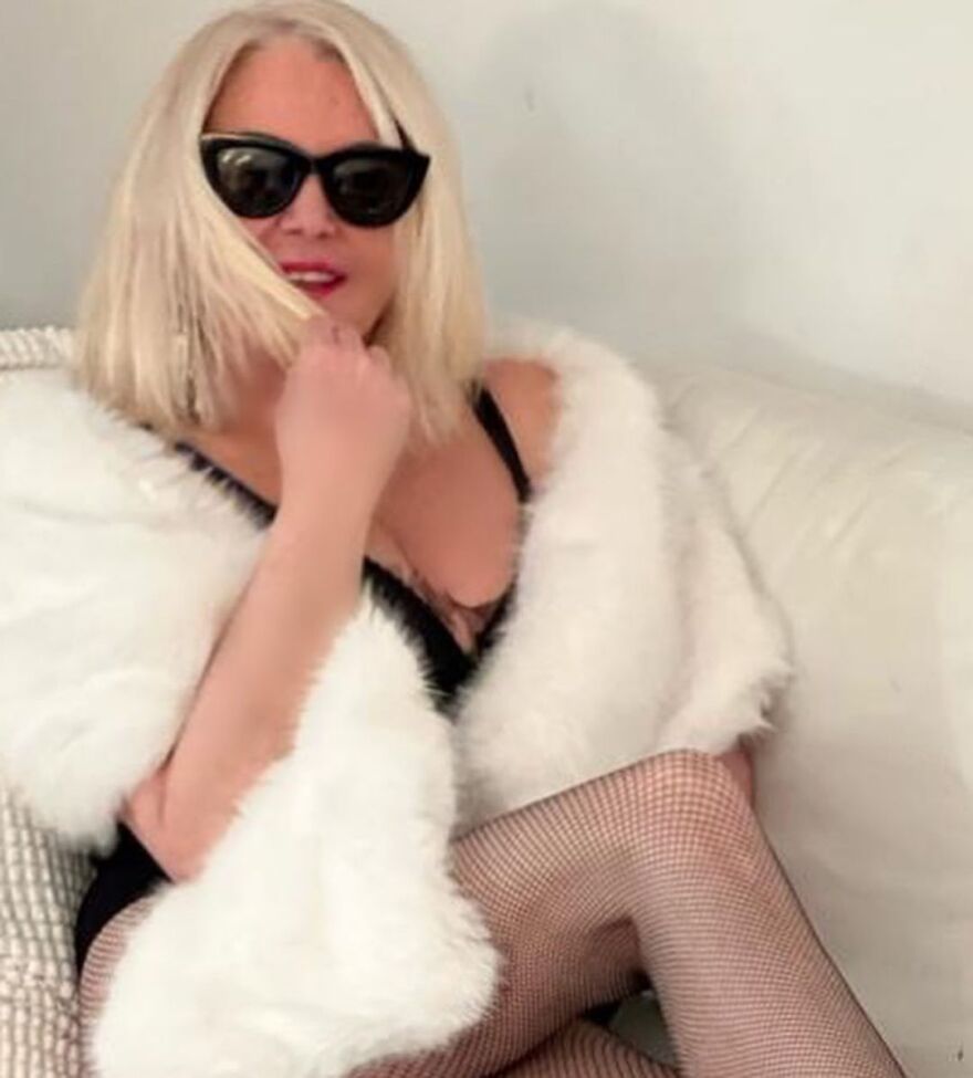 Ρούλα Κορομηλά: Δοκιμάζει ρούχα για τα Χριστούγεννα