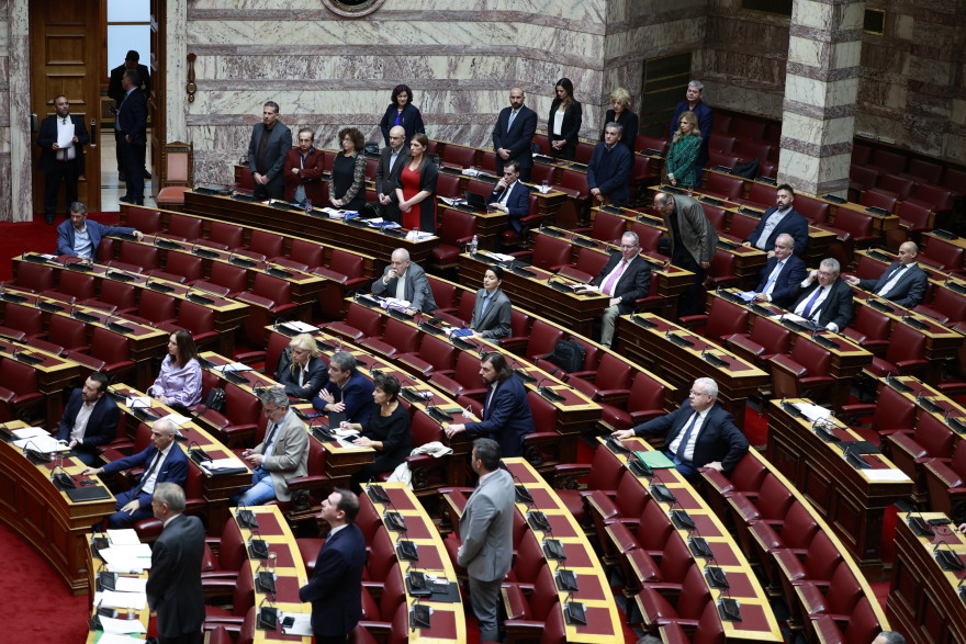 Βουλή: Ενός λεπτού σιγής τήρησε η Κωνσταντοπούλου στη μνήμη του Γρηγορόπουλου - Ποιοι σηκώθηκαν