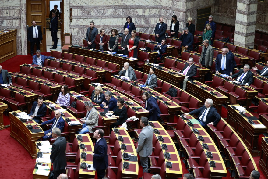 Βουλή: Ενός λεπτού σιγής τήρησε η Κωνσταντοπούλου στη μνήμη του Γρηγορόπουλου - Ποιοι σηκώθηκαν