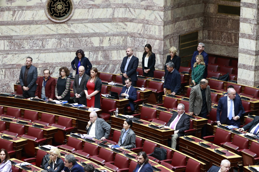Βουλή: Ενός λεπτού σιγής τήρησε η Κωνσταντοπούλου στη μνήμη του Γρηγορόπουλου - Ποιοι σηκώθηκαν