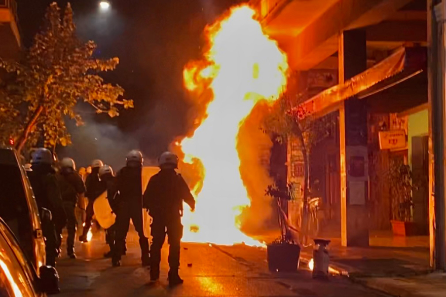 Επέτειος Γρηγορόπουλου: Επεισόδια μετά τις πορείες σε Αθήνα και Θεσσαλονίκη - Οδομαχίες στα Εξάρχεια