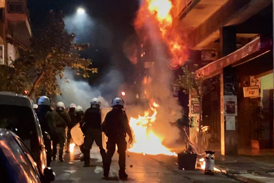 Επέτειος Γρηγορόπουλου: Επεισόδια μετά τις πορείες σε Αθήνα και Θεσσαλονίκη - Οδομαχίες στα Εξάρχεια