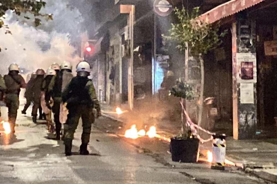 Επέτειος Γρηγορόπουλου: Επεισόδια μετά τις πορείες σε Αθήνα και Θεσσαλονίκη - Οδομαχίες στα Εξάρχεια