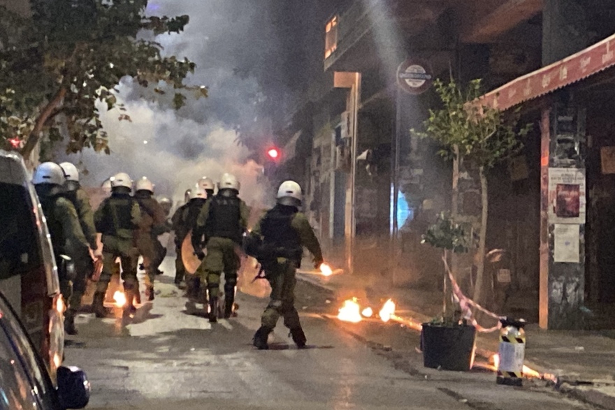 Επέτειος Γρηγορόπουλου: Επεισόδια μετά τις πορείες σε Αθήνα και Θεσσαλονίκη - Οδομαχίες στα Εξάρχεια