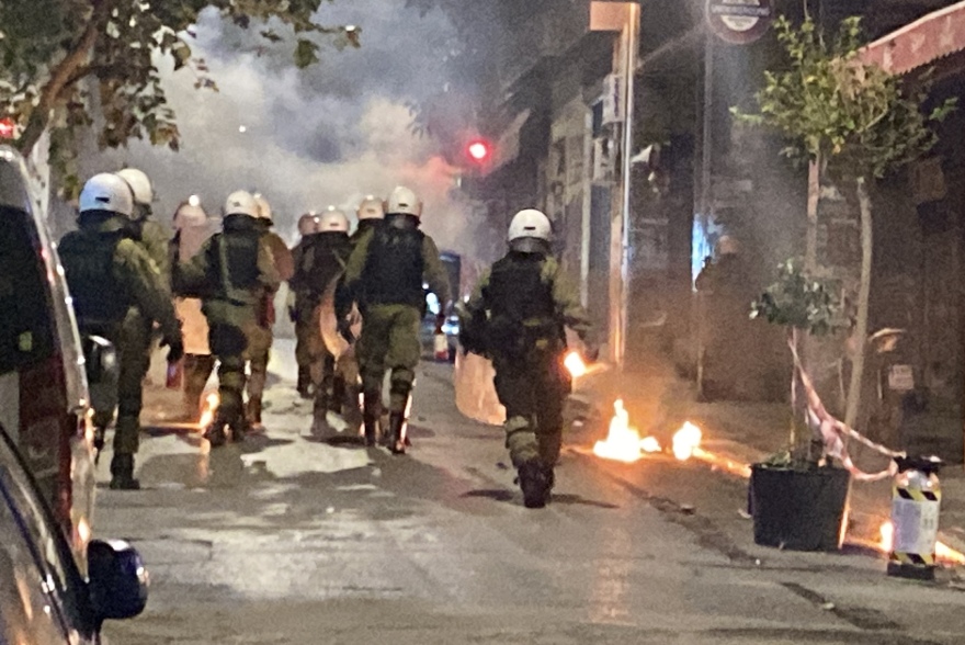 Επέτειος Γρηγορόπουλου: Επεισόδια μετά τις πορείες σε Αθήνα και Θεσσαλονίκη - Οδομαχίες στα Εξάρχεια