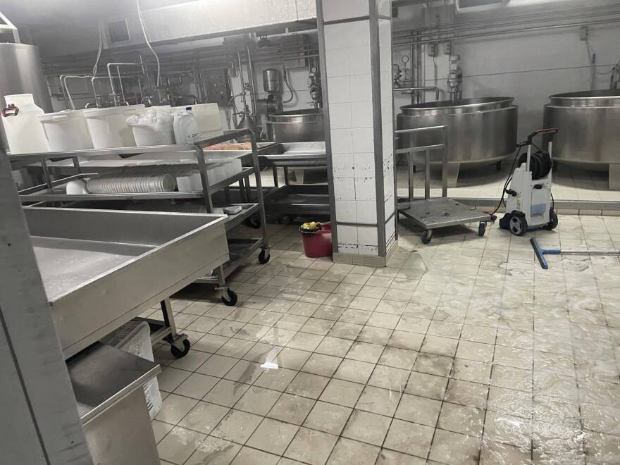 Κρήτη: Με 12 τόνους αφρού έσωσαν τυροκομείο που έπιασε φωτιά στο Ηράκλειο - Δείτε φωτογραφίες