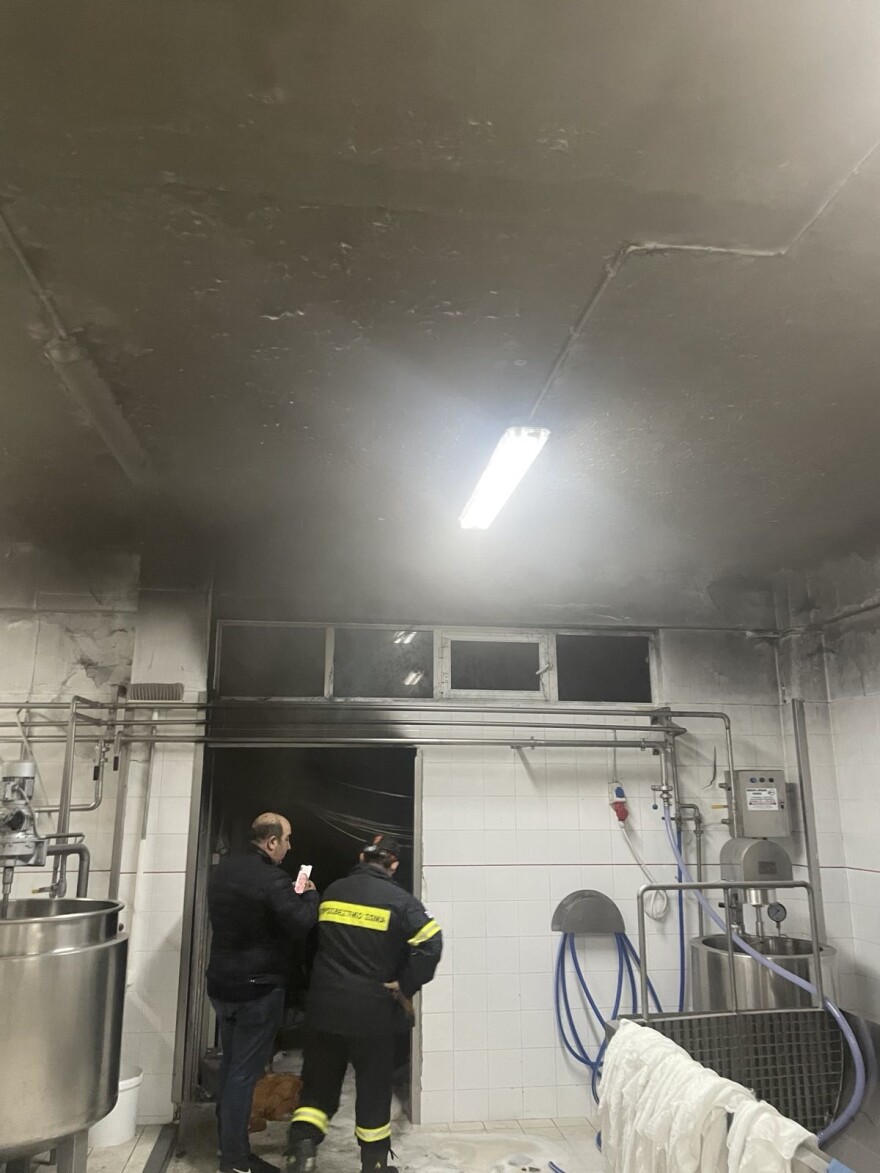 Κρήτη: Με 12 τόνους αφρού έσωσαν τυροκομείο που έπιασε φωτιά στο Ηράκλειο - Δείτε φωτογραφίες