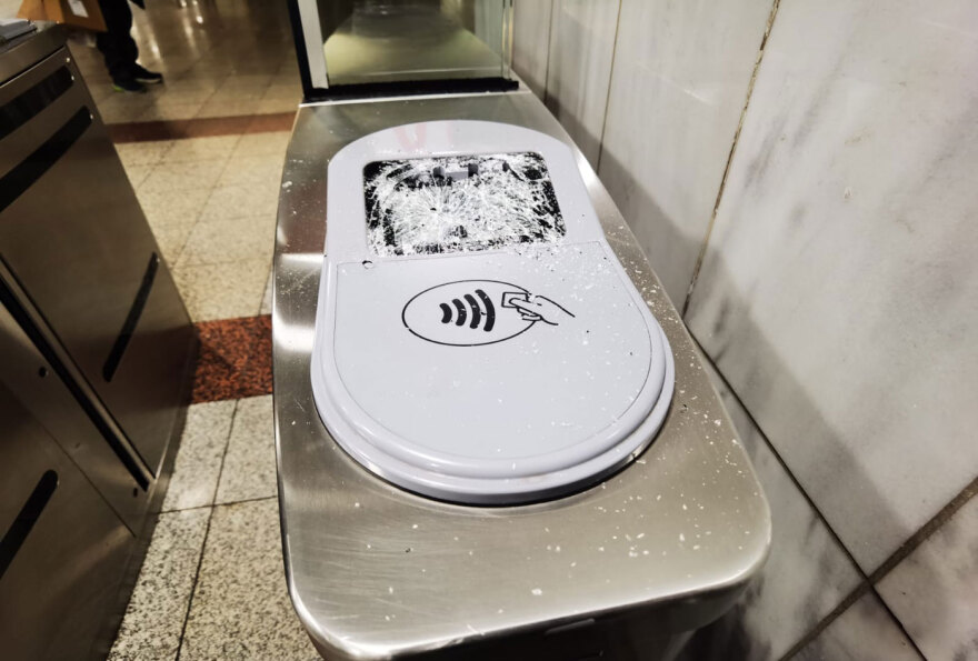 Επέτειος Γρηγορόπουλου: Καταστροφές από αναρχικούς στο μετρό της Ομόνοιας μετά την πορεία - Δείτε φωτογραφίες