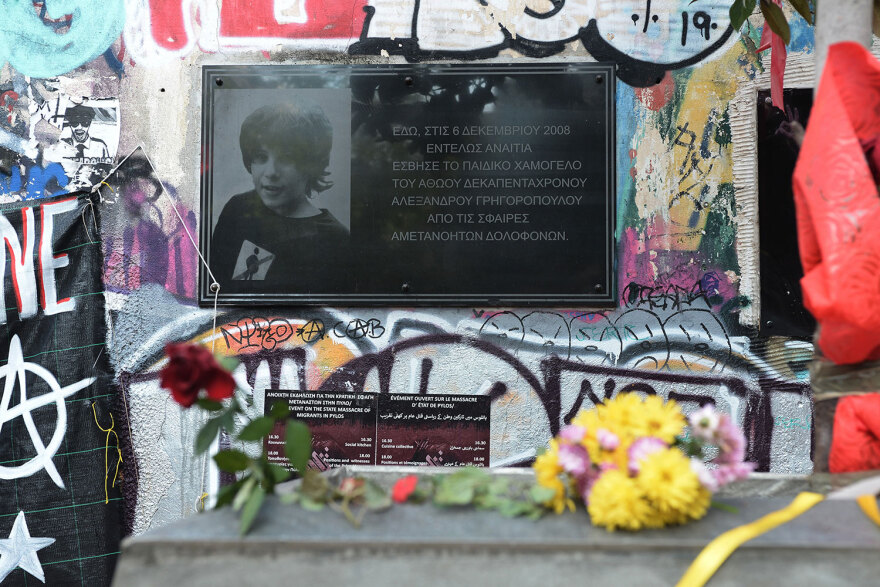 Λουλούδια στο μνημείο του Γρηγορόπουλου στα Εξάρχεια - Δείτε φωτογραφίες