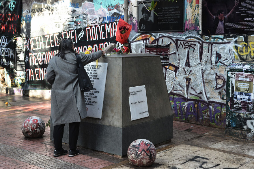 Λουλούδια στο μνημείο του Γρηγορόπουλου στα Εξάρχεια - Δείτε φωτογραφίες