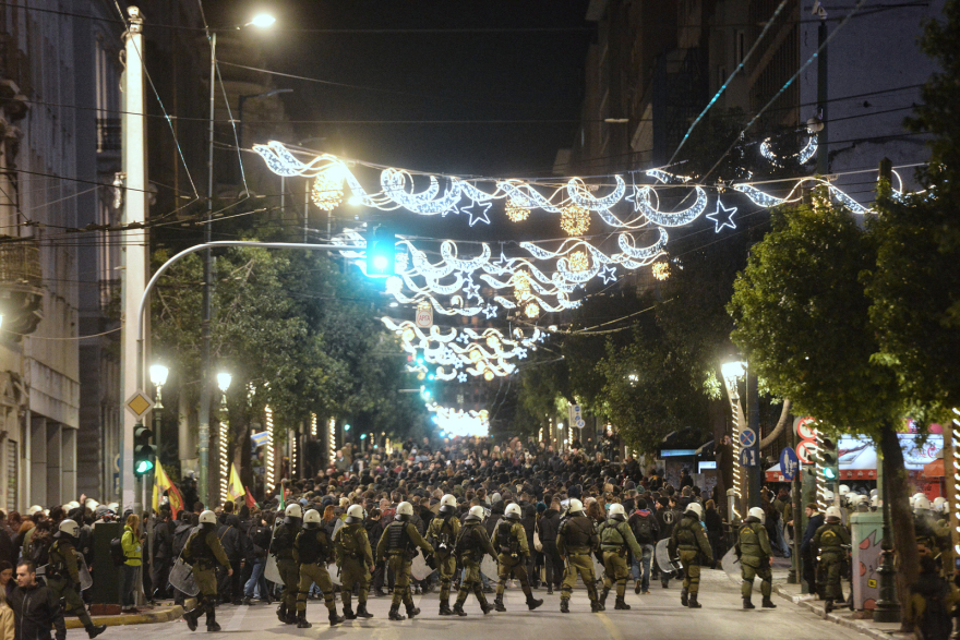 Επέτειος Γρηγορόπουλου: Επεισόδια μετά τις πορείες σε Αθήνα και Θεσσαλονίκη - Οδομαχίες στα Εξάρχεια