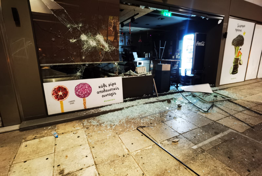 Επέτειος Γρηγορόπουλου: Επεισόδια μετά τις πορείες σε Αθήνα και Θεσσαλονίκη - Οδομαχίες στα Εξάρχεια