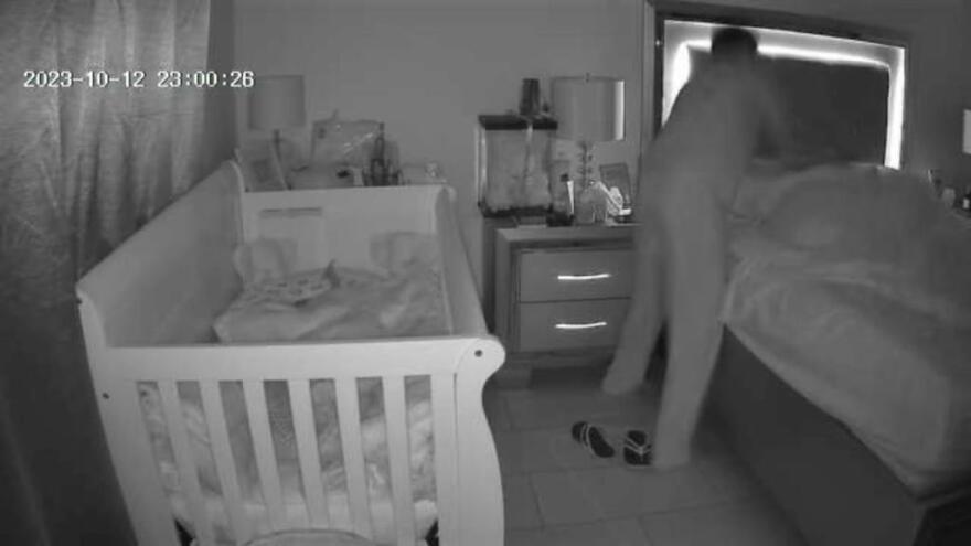 ΗΠΑ: Ανατριχιαστική φωτογραφία δείχνει 13χρονο να στέκεται πάνω από την κοιμισμένη μητέρα του πριν τη σκοτώσει με μαχαίρι