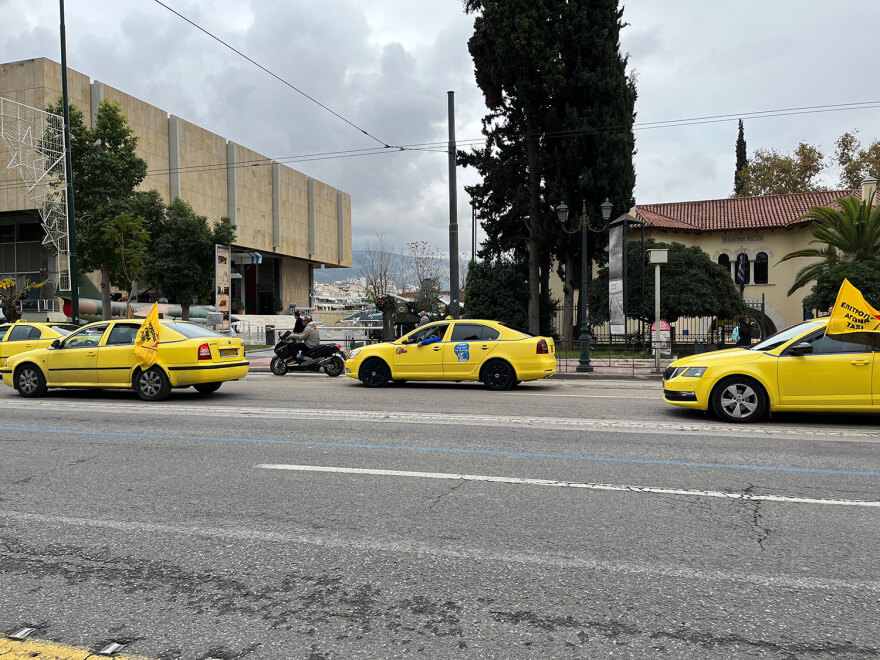 Βίντεο: Χωρίς ταξί και σήμερα η Αττική - Μεγάλη αυτοκινητοπορεία προς το κέντρο της Αθήνας