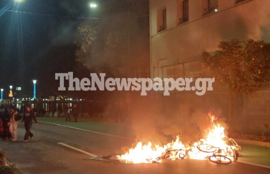 Επέτειος Γρηγορόπουλου: Πέτρες και χημικά στον Βόλο - Δείτε βίντεο και φωτογραφίες